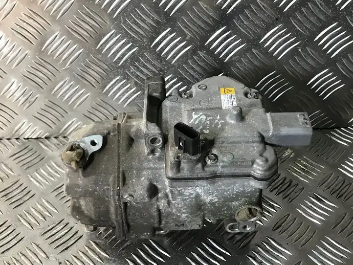 Toyota Yaris (2014 - 2019) 0422001350 Компрессор (насос) кондиционера воздуха — фото 1