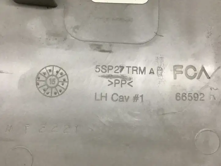Chrysler Pacifica (2016 - ) 5SP27PD2AC Внутренняя отделка переднего порога — фото 3