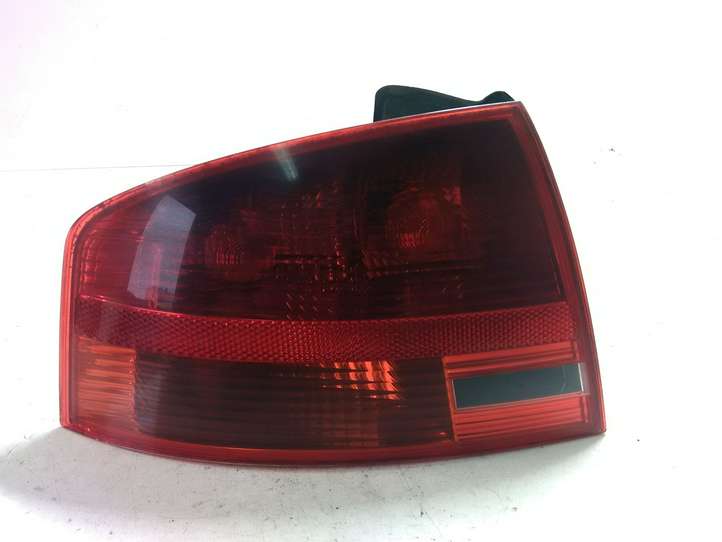 Audi A4 (2004 - 2009)  965037 Задний фонарь в кузове
