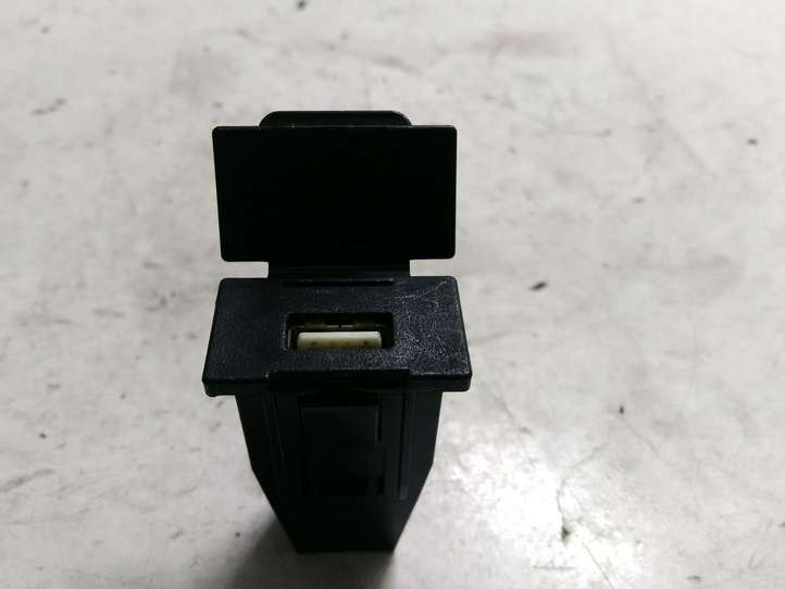Citroen C-Crosser (2007 - 2013)  K11Y081 Разъем USB