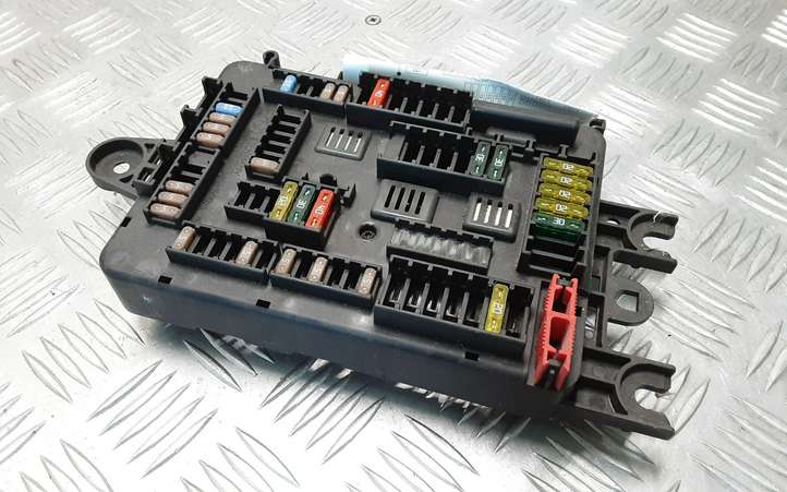 BMW 3 F30 F35 F31 (2012 - 2018)  61149337881 Блок предохранителей