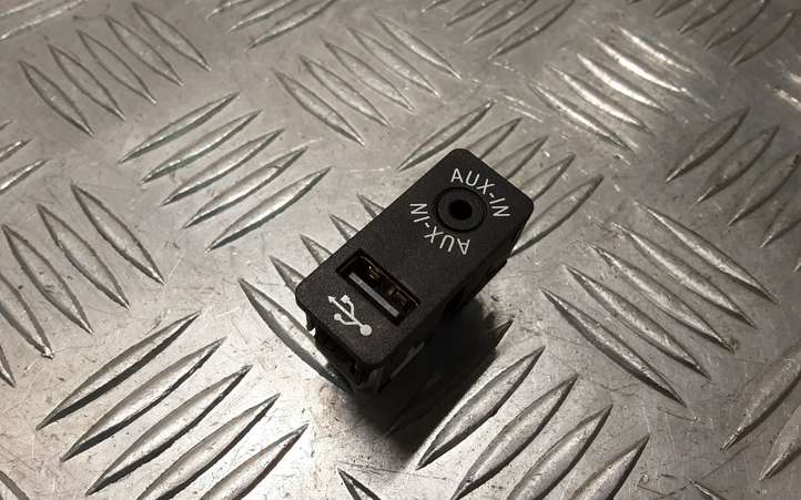 BMW 3 F30 F35 F31 (2012 - 2018)  9229244 Разъем USB