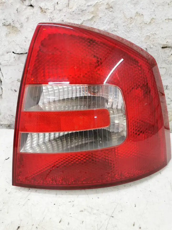Skoda Octavia Mk2 (1Z) (2004 - 2013) 1Z5945112A Задний фонарь в кузове — фото 1