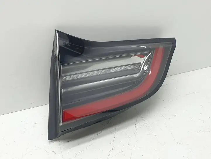 Tesla Model Y (2019 - 2024) 1502089 Задний фонарь в крышке багажника — фото 1