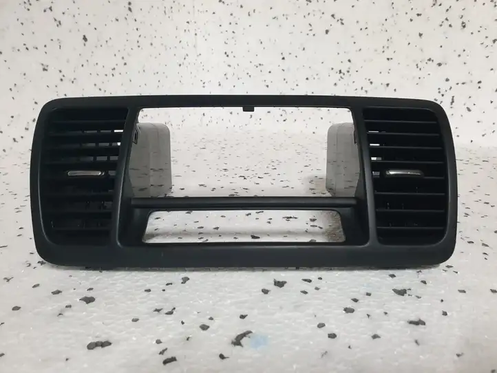 Subaru Outback (2003 - 2007) 66060AG Центральный воздушный дефлектор — фото 3