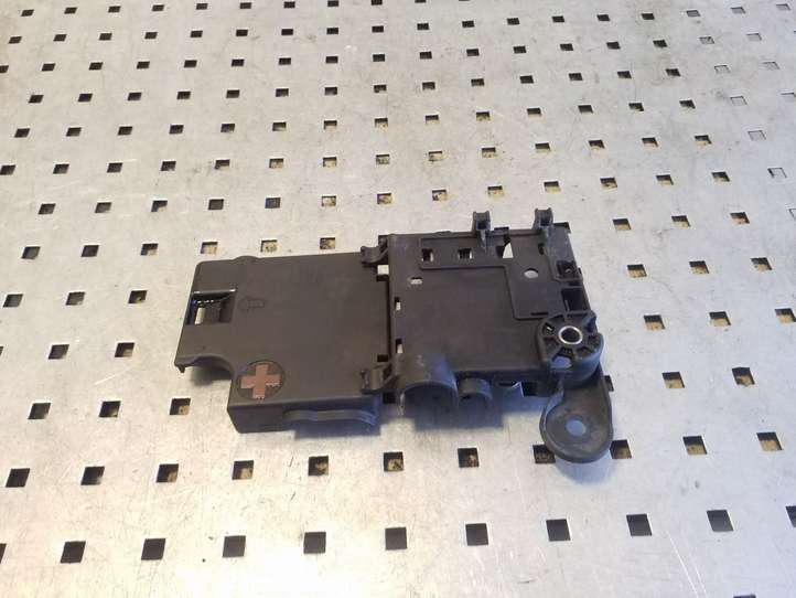 Audi A4 (2007 - 2011)  8K0937517A Узел подключения плюсовых проводов