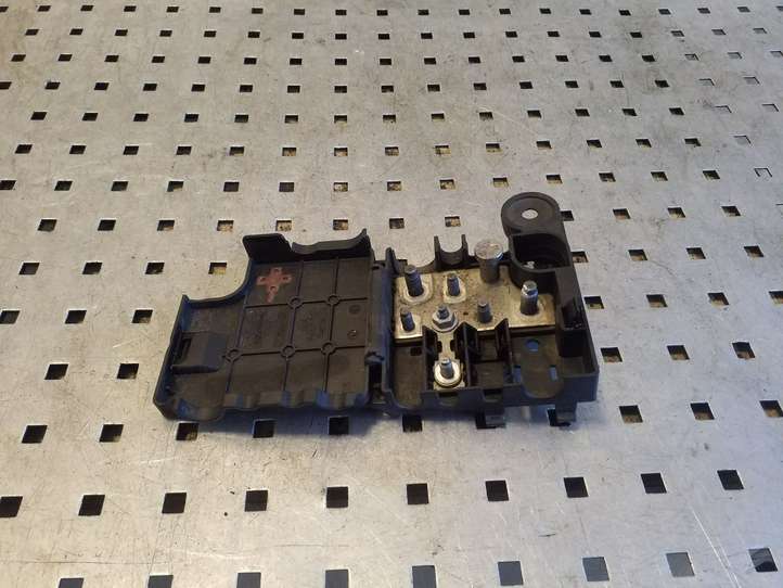 Audi A4 (2007 - 2011)  8K0937517A Узел подключения плюсовых проводов