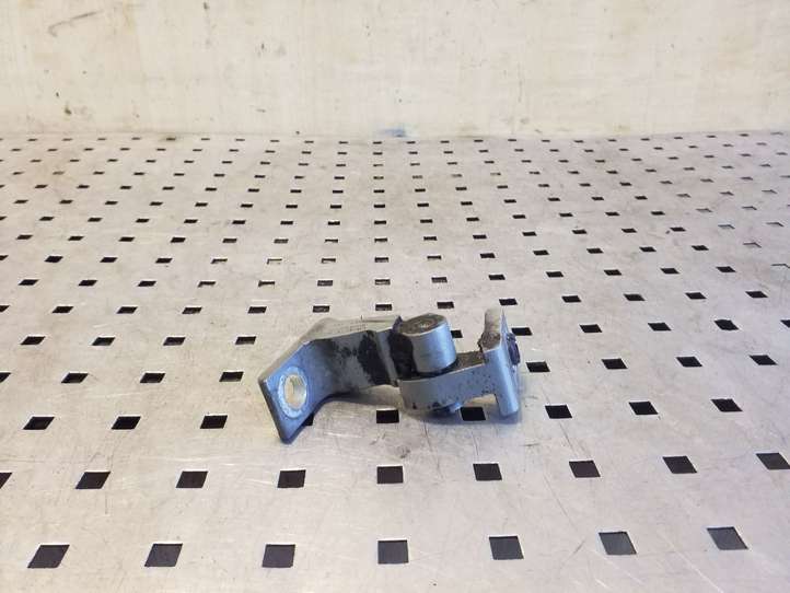 Audi A4 (2007 - 2011)  8K0831402B Нижняя петля передней двери