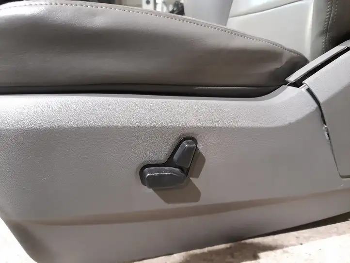 Volkswagen Routan (2008 - 2014) Переднее сиденье водителя — фото 3