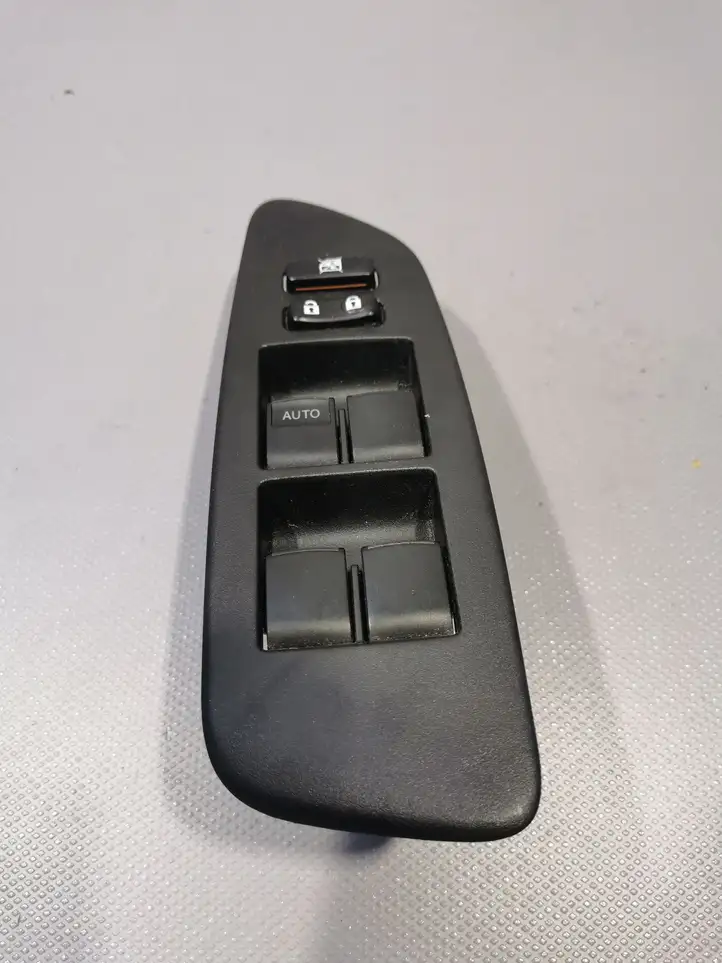 Toyota Auris 150 (2006 - 2012) Кнопка стеклоподъемников — фото 1