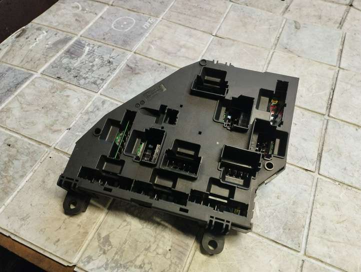 BMW 7 F01 F02 F03 F04 (2008 - 2016)  915132204 Блок предохранителей