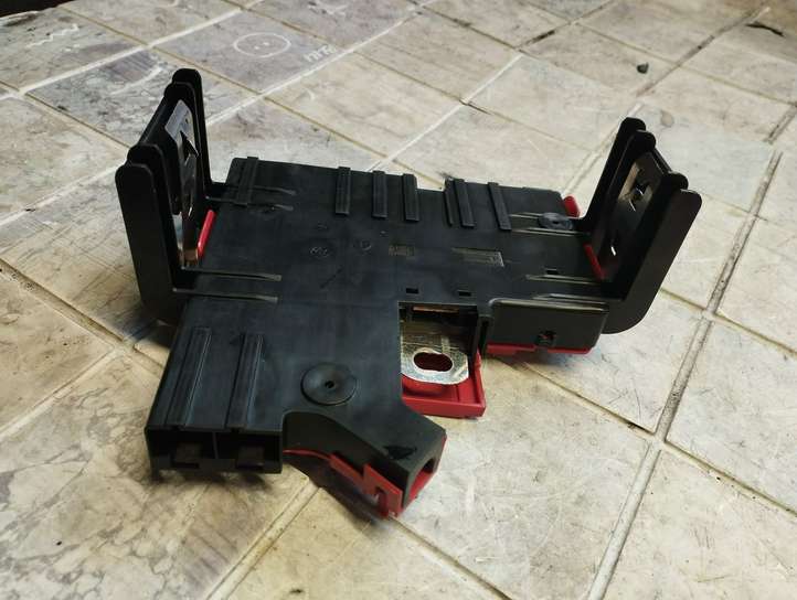 BMW 7 F01 F02 F03 F04 (2008 - 2016)  10688710 Узел подключения плюсовых проводов