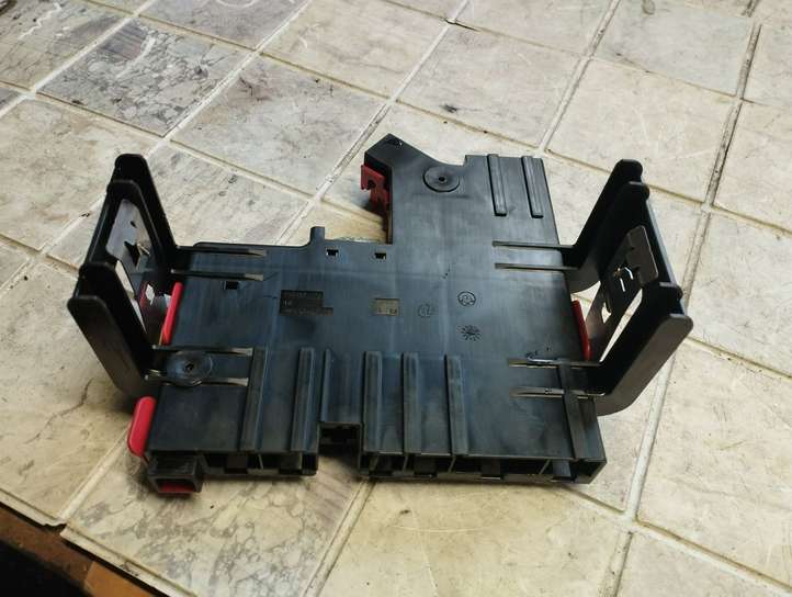 BMW 7 F01 F02 F03 F04 (2008 - 2016)  10688710 Узел подключения плюсовых проводов