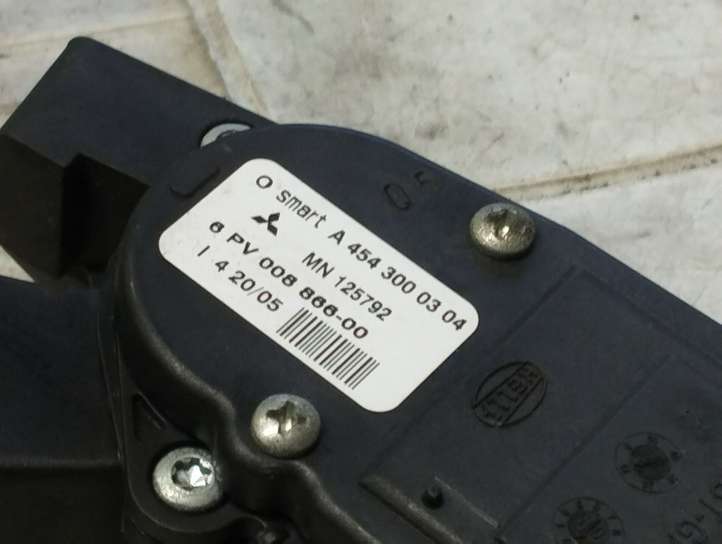 Mitsubishi Colt (2004 - 2008)  A4543000304 Педаль акселератора