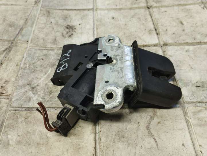 Volkswagen PASSAT B6 (2005 - 2010)  4F5827505D Замок задней крышки