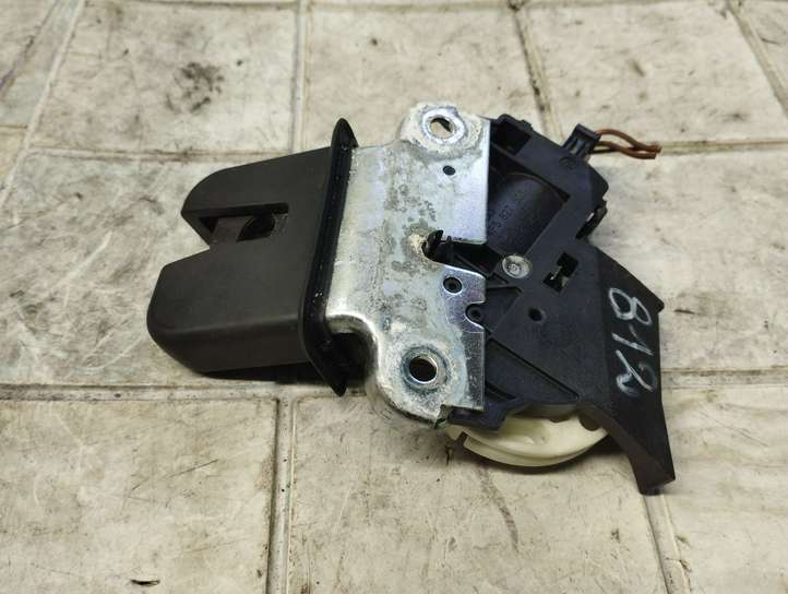 Volkswagen PASSAT B6 (2005 - 2010)  4F5827505D Замок задней крышки