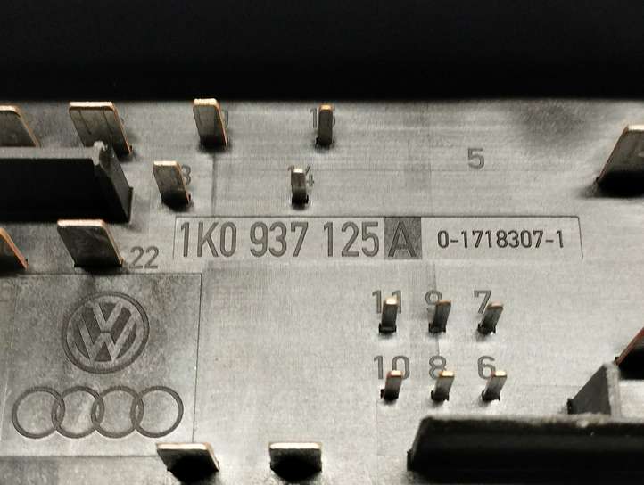 Skoda Octavia Mk2 (1Z) (2004 - 2013)  1K0937125A Блок предохранителей