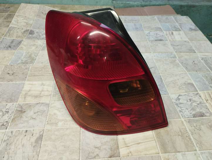 Toyota Corolla Verso E121 (2001 - 2004)  9824 Задний фонарь в кузове