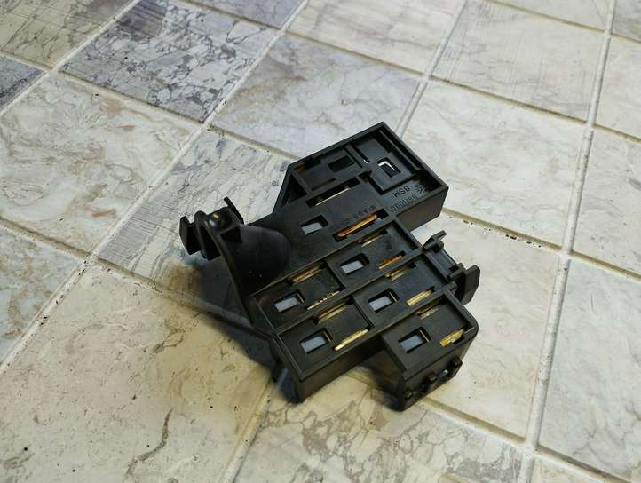 Audi A6 (2004 - 2008)  4F0941824 Узел подключения плюсовых проводов