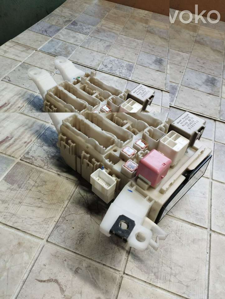 Toyota Auris 150 (2006 - 2012)  8273002140A Блок предохранителей
