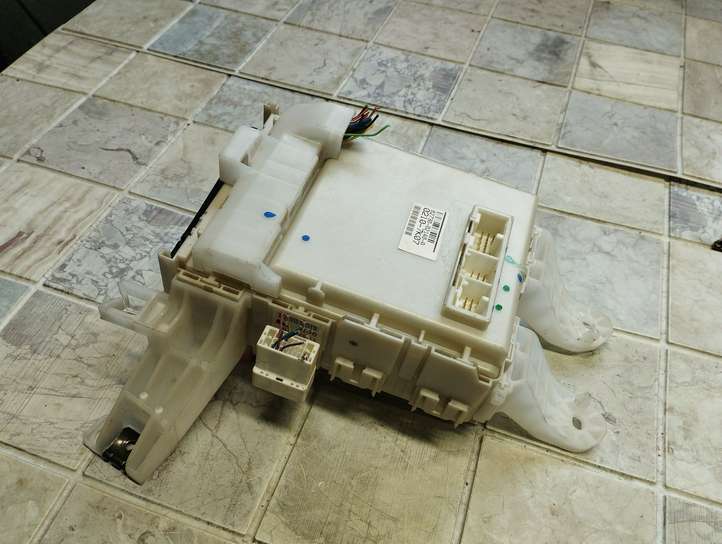Toyota Auris 150 (2006 - 2012)  8273002140A Блок предохранителей