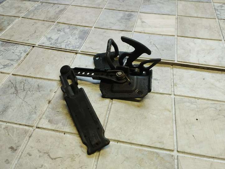 Audi A6 (1997 - 2001)  4B0823480E Замок капота