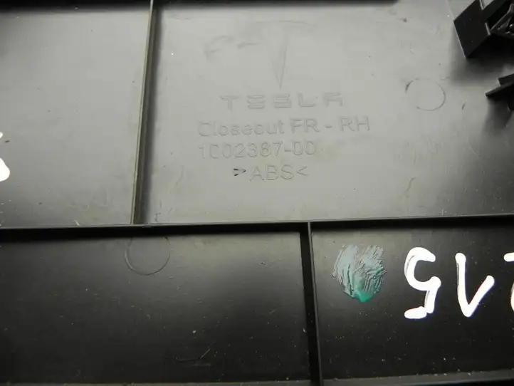 Tesla Model 3 (2017 - 2023) 100238700 Обшивка стойки A — фото 3