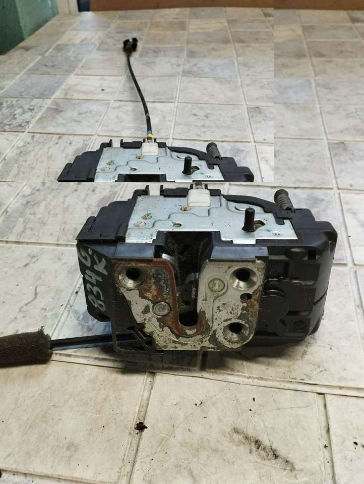 Nissan Note (E11) (2006 - 2014)   Замок задней двери