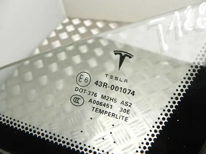 Tesla Model 3 (2017 - 2023) 511977AG Форточка двери — фото 2