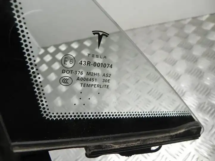 Tesla Model 3 (2017 - 2023) 43R001074 Форточка двери — фото 2