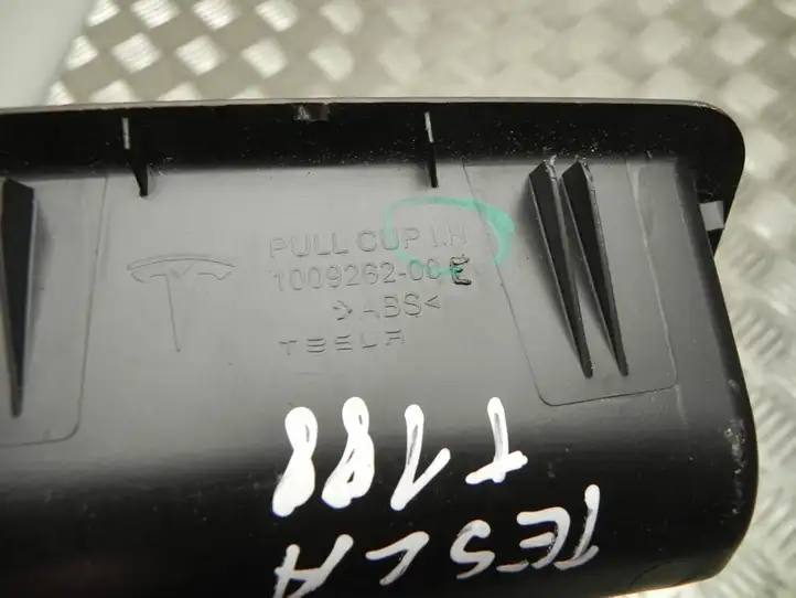 Tesla Model 3 (2017 - 2023) 100926200E Ручка крышки багажника — фото 2
