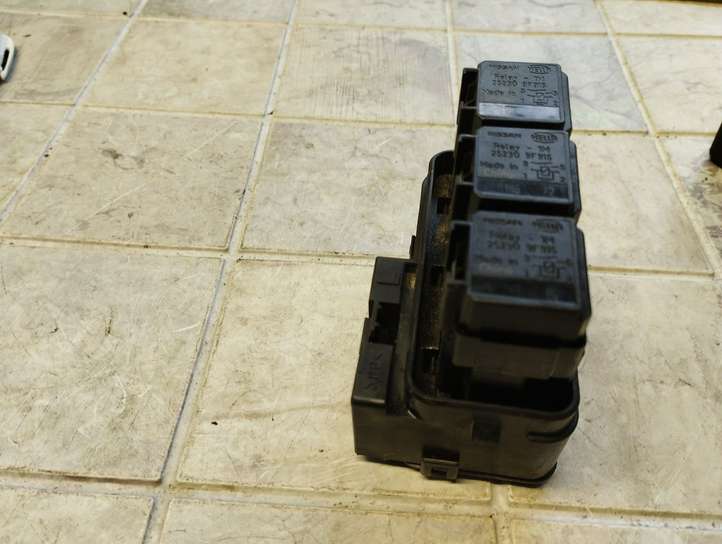Nissan Qashqai (2006 - 2010)  64200049 Блок предохранителей