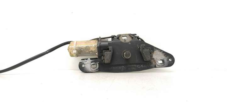 BMW 5 E39 (1996 - 2003)  67148362371 Притягиватель задней крышки