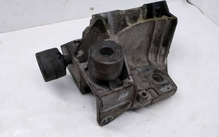 Volvo S80 (2004 - 2006)  30681951 Кронштейн крепления двигателя