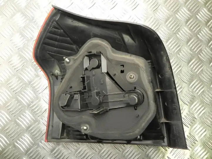Toyota Corolla E120 E130 (2000 - 2004) KOITO1381 Задний фонарь в кузове — фото 3