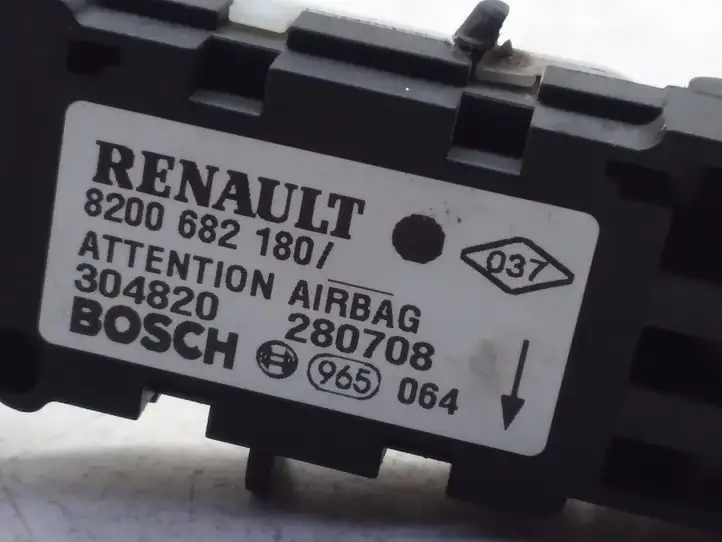Renault Clio II (1998 - 2001)  8200682180 Датчик удара надувных подушек
