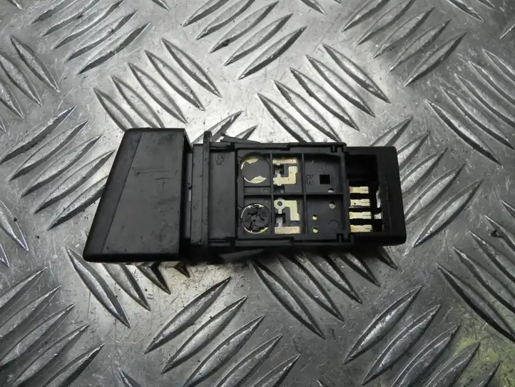 Mazda 5 (2005 - 2010) 15A468 Включатель аварийных фонарей — фото 2