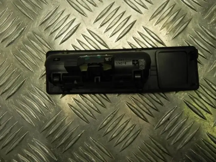 BMW 2 F46 (2015 - ) 7463161 Кнопка закрытия крышки багажника — фото 2