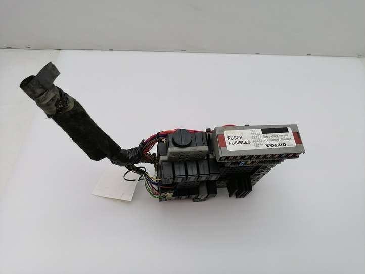 Volvo S60 (2000 - 2004)  8645411 Блок предохранителей