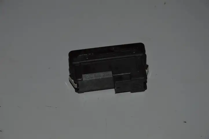 BMW 5 E39 (1996 - 2003) 8350947 Включатель аварийных фонарей — фото 1