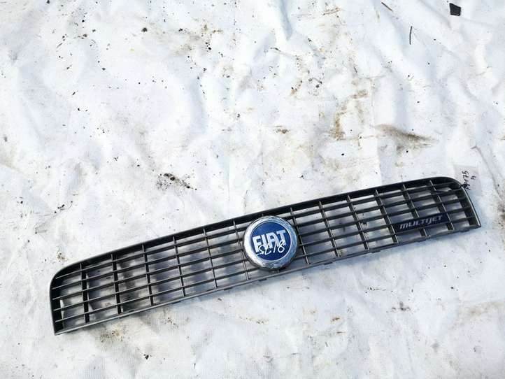 Fiat Punto (188) (1999 - 2010)  735335775 Передняя решётка