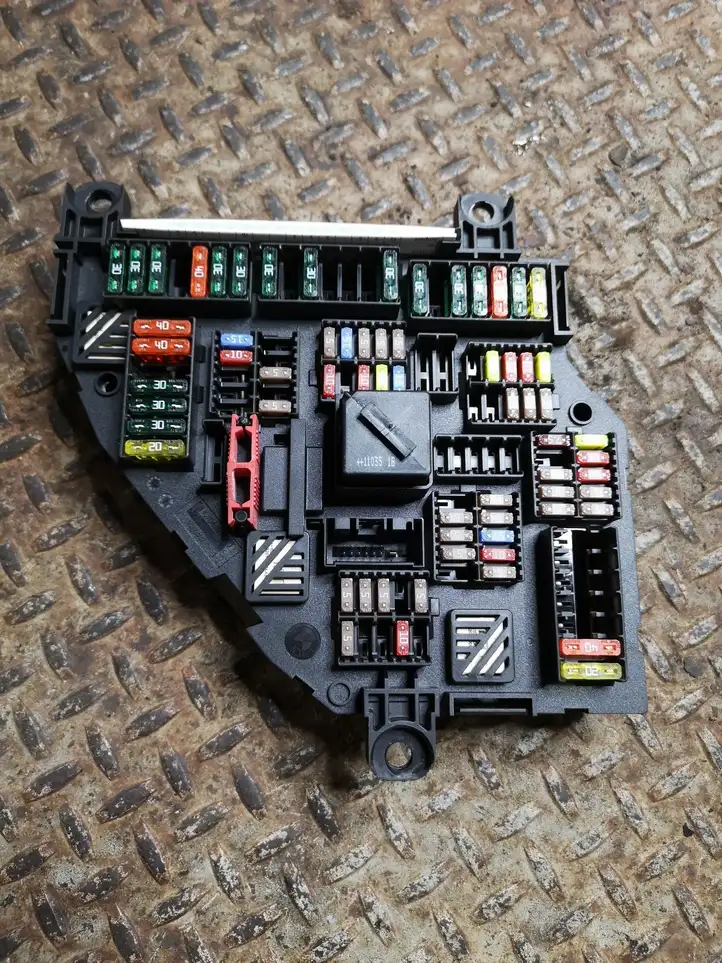 BMW 5 F10 F11 (2009 - 2016) 9234423 Блок предохранителей — фото 1