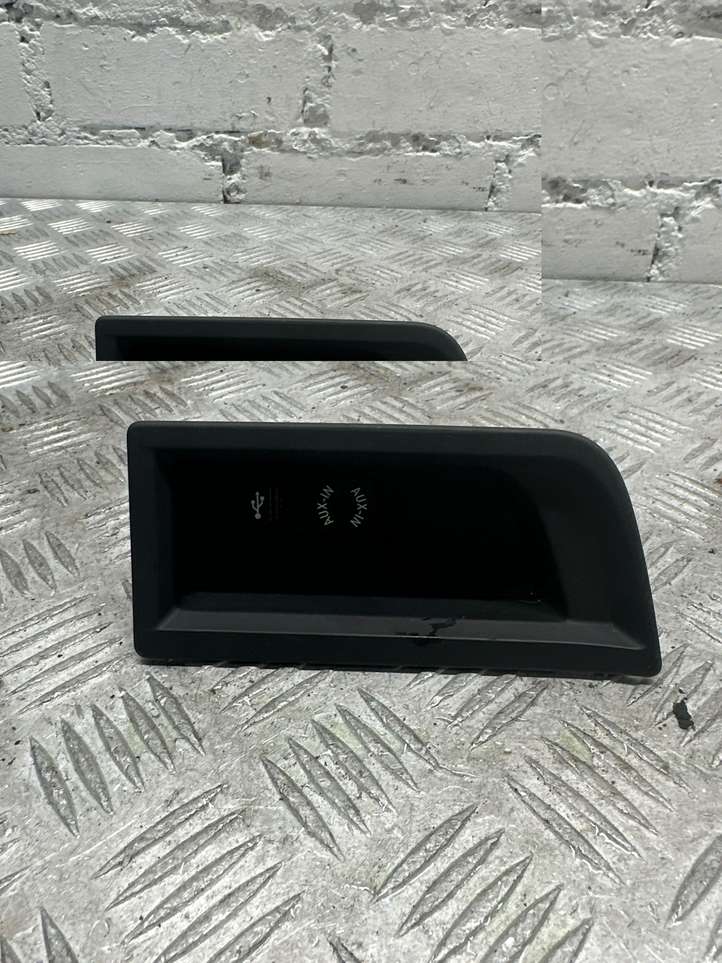 BMW 3 F30 F35 F31 (2012 - 2018)  9207357 Разъем USB