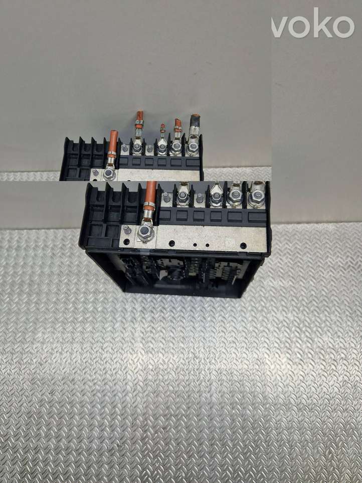 Skoda Octavia Mk2 (1Z) (2004 - 2013)  017183073 Ящик предохранителей (комплект)