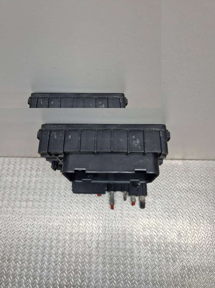 Skoda Octavia Mk2 (1Z) (2004 - 2013)  017183073 Ящик предохранителей (комплект)