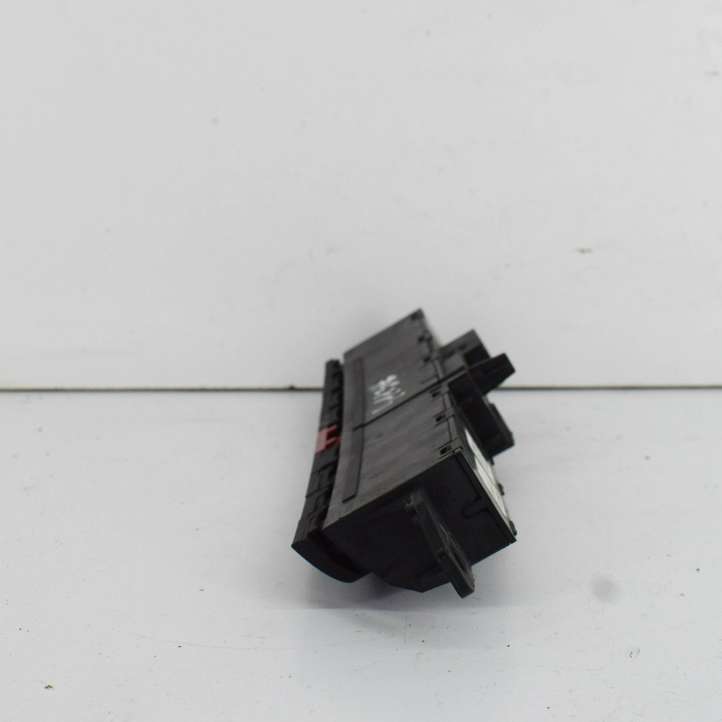 Fiat 500L (2013 - )  735591877 Кнопка крюка в багажнике