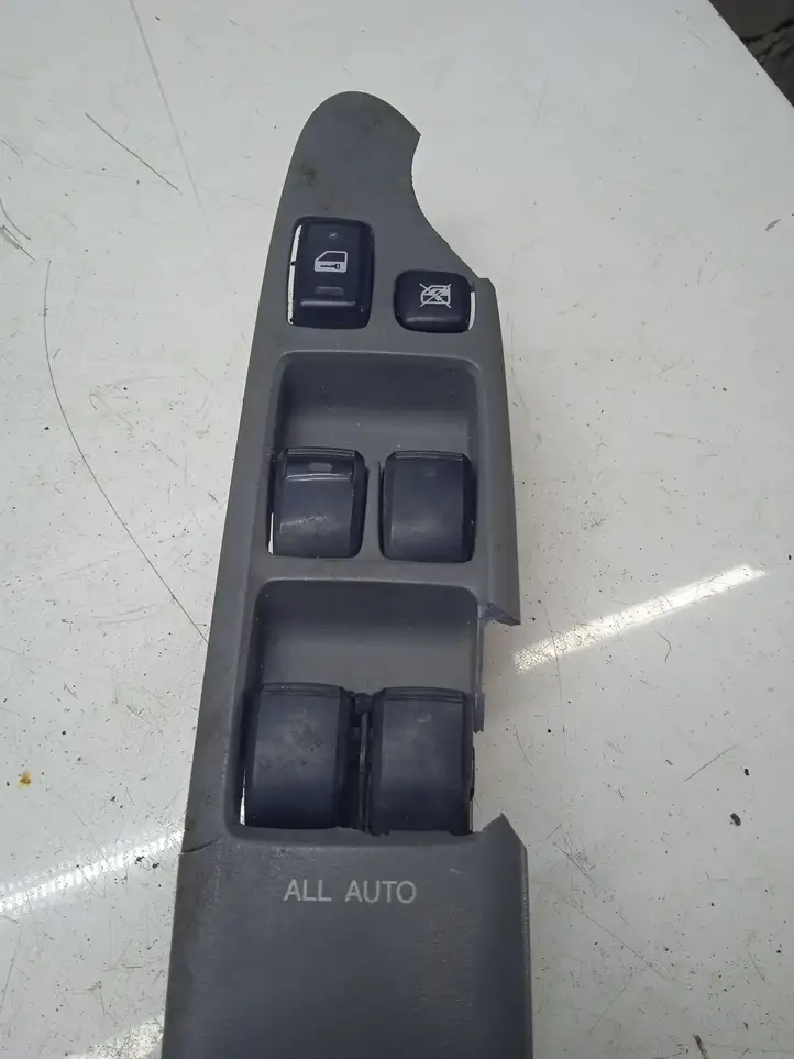 Toyota Avensis Verso (2004 - 2009) 8404044030 Блок кнопок стеклоподъемников — фото 1