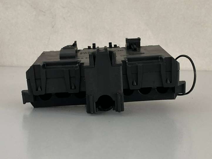 Mercedes-Benz C W203 (2000 - 2007)  A2035450803 Узел подключения плюсовых проводов