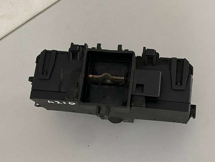 Mercedes-Benz C W203 (2000 - 2007)  A2035450803 Узел подключения плюсовых проводов
