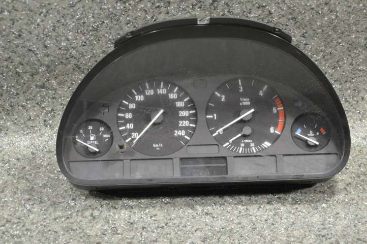 BMW 5 E39 (1996 - 2003)  110008735 Спидометр (приборный щиток)